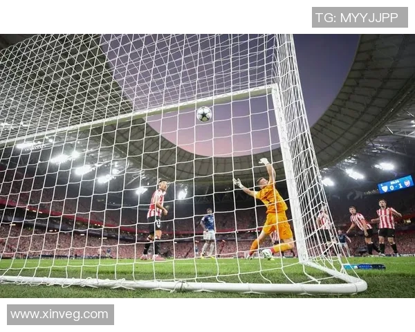 哪些足球球星在观看欧冠比赛时展现过独特的激情和魅力